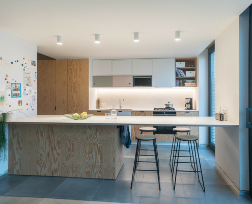 Overkapping tussen garage en keuken | Adam Wenes