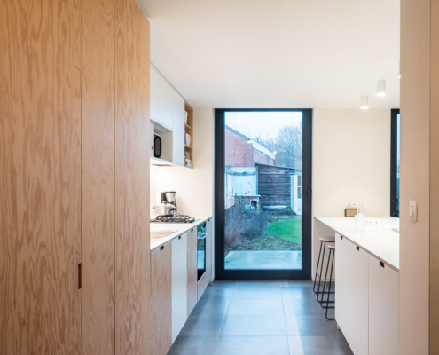Overkapping tussen garage en keuken | Adam Wenes